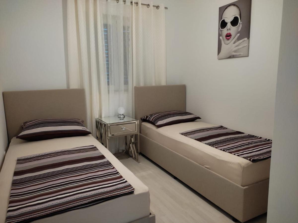 Apartment Josip 2 ตรีบูนย์ ภายนอก รูปภาพ