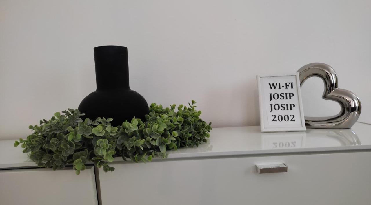 Apartment Josip 2 ตรีบูนย์ ภายนอก รูปภาพ